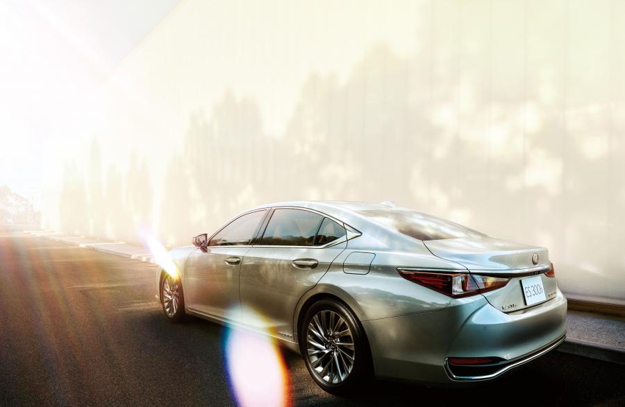  Lexus ES300h 2018 года  (JP) (фото 5 из 24)